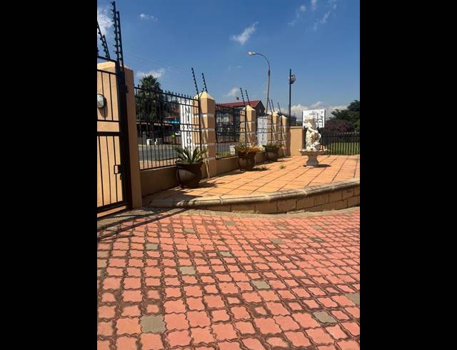 BUSINESS PROPERTY TO RENT IN CROYDON